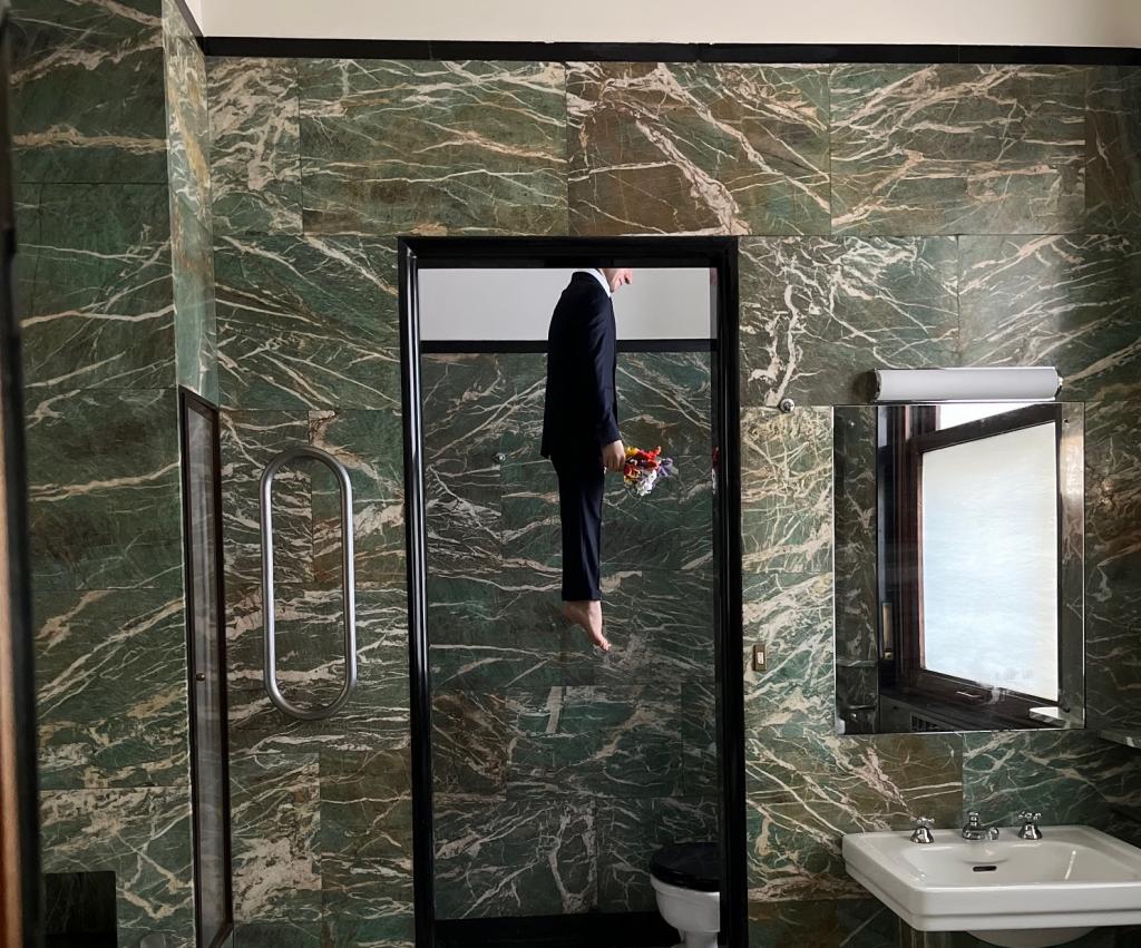 https://www.z3xmi.onnik.hep.it/get image.phtml?image=Cattelan2