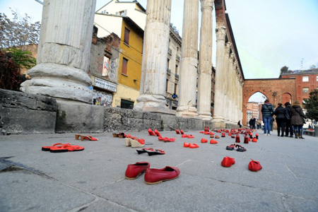 https://www.z3xmi.onnik.hep.it/get image.phtml?image=zapatos rojos milano